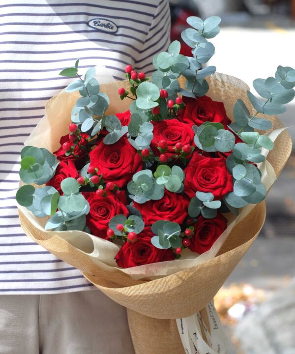 Bó hoa hồng đỏ mix lá bạc