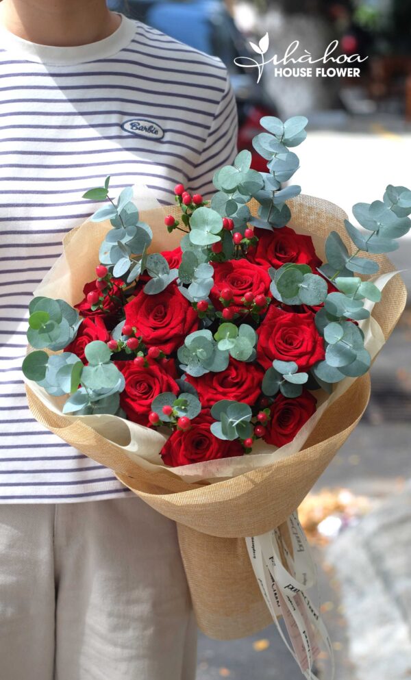 Bó hoa hồng đỏ mix lá bạc