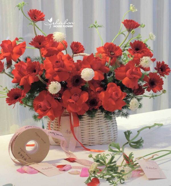 GIỎ HOA HỒNG ĐỎ MIX ĐỒNG TIỀN ĐỎ